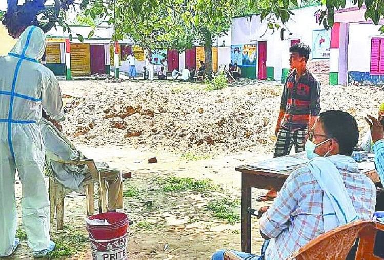 कोरोना की जांच का नूमना लेता कर्मचारी