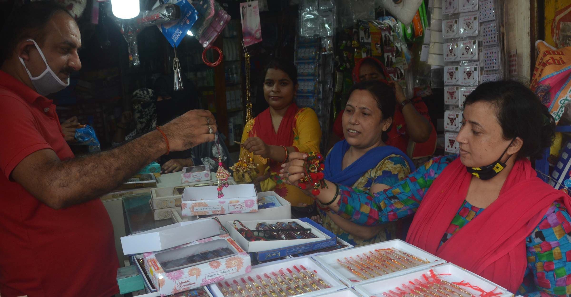 पंजाबी मार्केट में भाई के लिए राखी खरीदती बहनें। पंजाबी मार्केट में भाई के लिए राखी खरीदती बहनें।