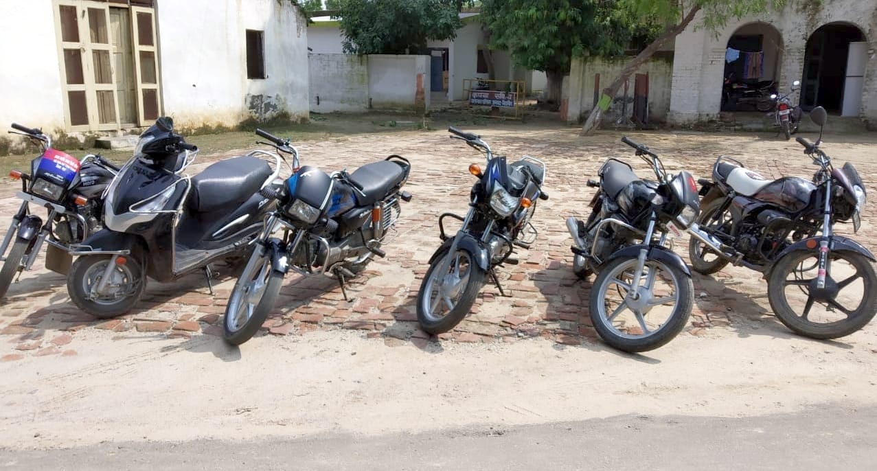 बिजनौर में पुलिस लाइन में वाहनों की लूट व चोरी करने वाले गिरोह के पकड़े गए सदस्यों से बरामद बाइक। बिजनौर में पुलिस लाइन में वाहनों की लूट व चोरी करने वाले गिरोह के पकड़े गए सदस्यों से बरामद बाइक।