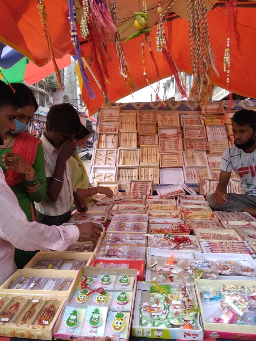 रुद्रपुर बाजार में राखी खरीदते लोग। रुद्रपुर बाजार में राखी खरीदते लोग।