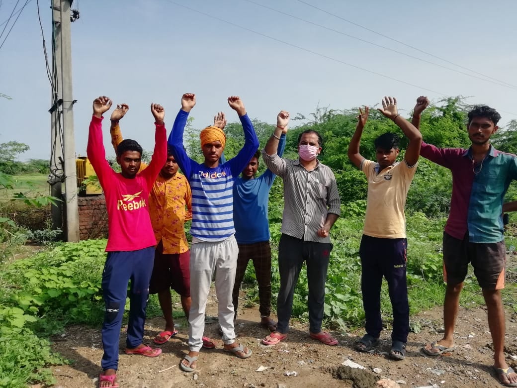 बिजली को लेकर चमारी गांव के लोग नारेबाजी करते