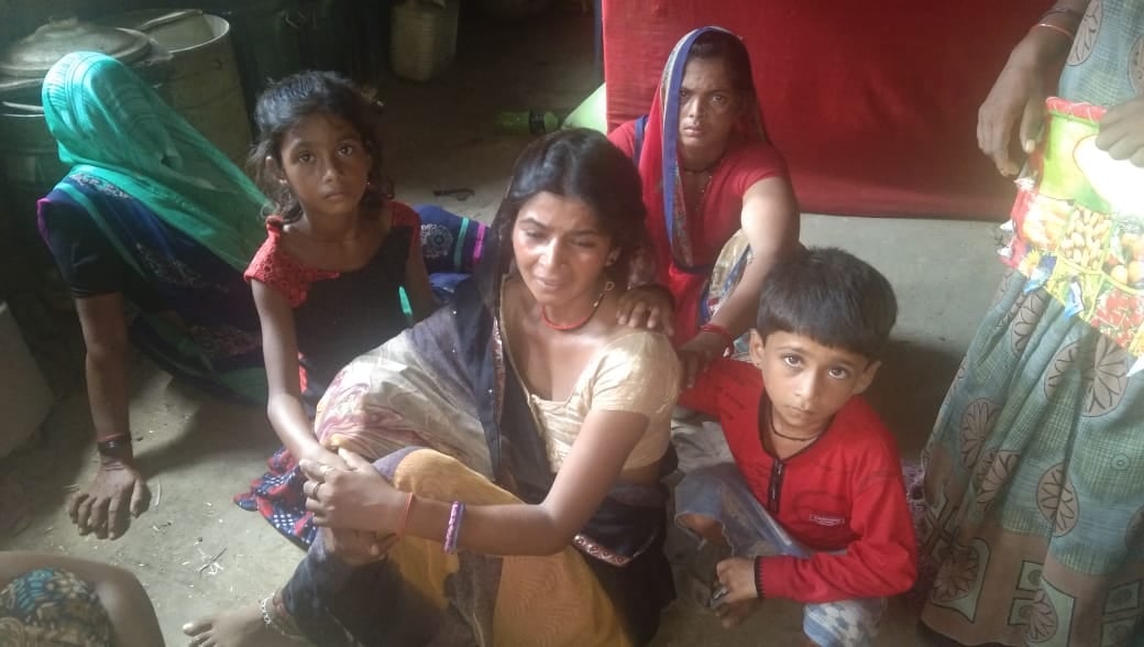रोते बिलखते परिजन रोते बिलखते परिजन