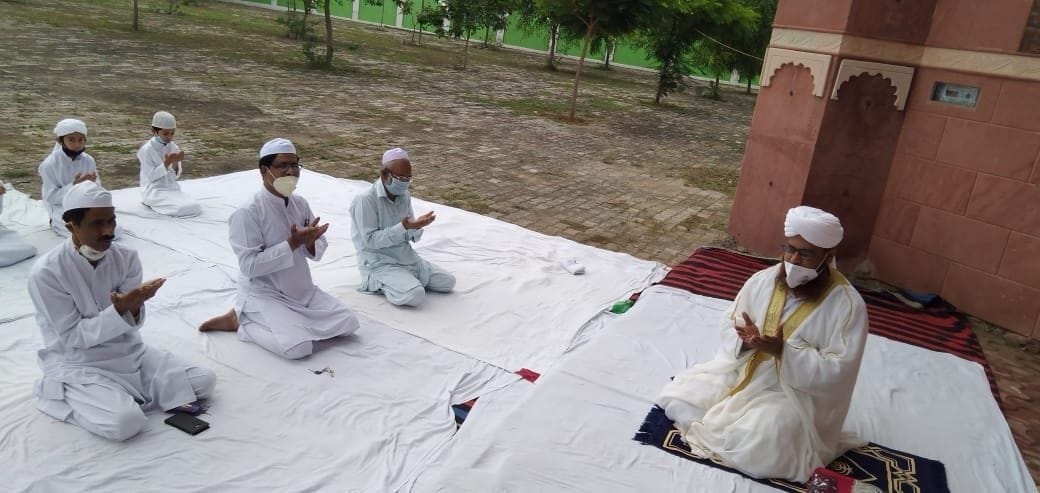 ईदगाह में सोशल डिस्टेंसिंग के साथ नमाज अदा की गई। ईदगाह में सोशल डिस्टेंसिंग के साथ नमाज अदा की गई।