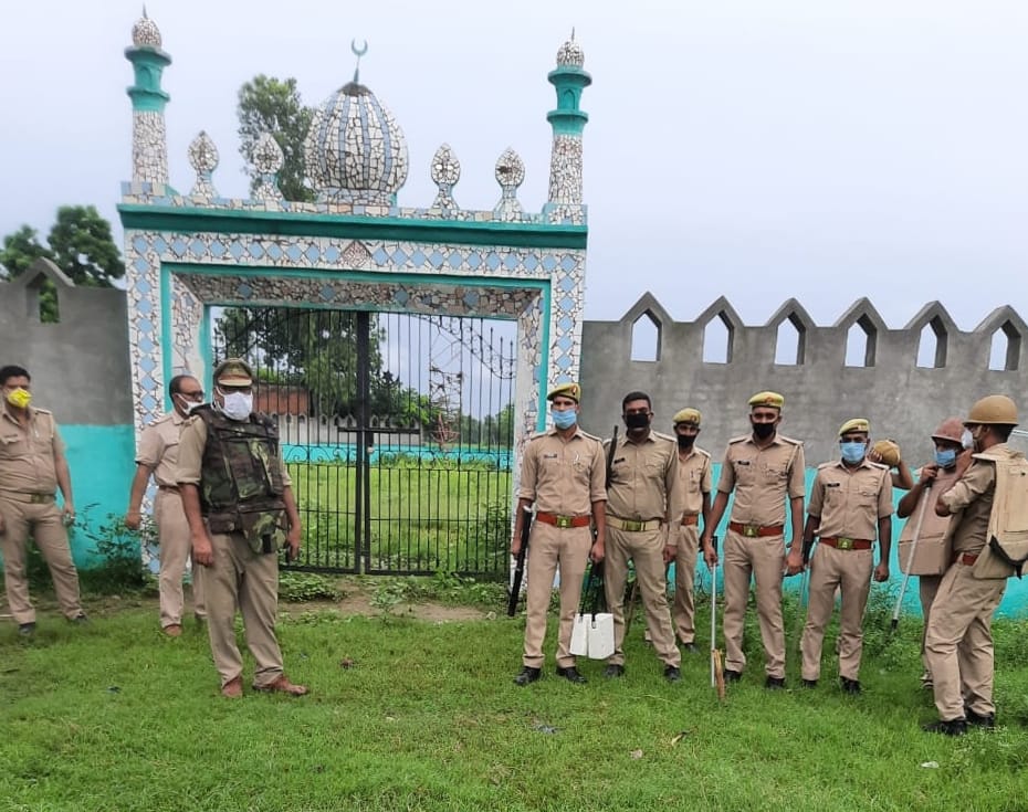 हीमपुरदीपा क्षेत्र में ईदगाह पर तैनात पुलिस। हीमपुरदीपा क्षेत्र में ईदगाह पर तैनात पुलिस।