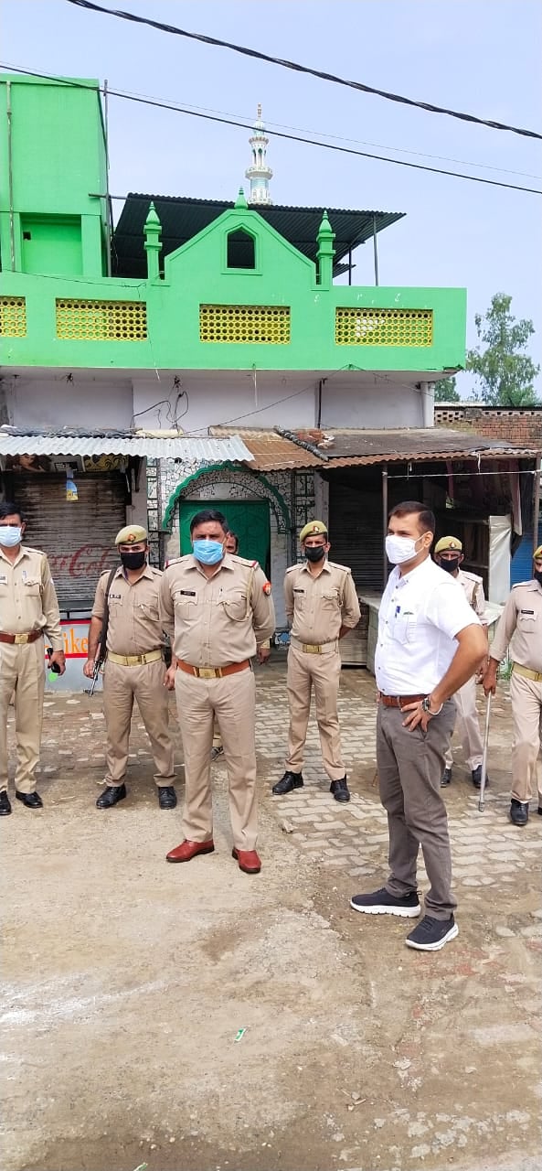 नानौता में ईद उल अजहा के मौके पर पहुंचे तहसीलदार हर्ष चावला व पुलिसबल। नानौता में ईद उल अजहा के मौके पर पहुंचे तहसीलदार हर्ष चावला व पुलिसबल।