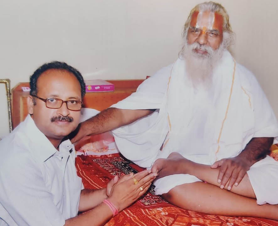 महंत नृत्य गोपालदास महाराज से आशीर्वाद लेते मंदिर सेवा समिति सचिव विजय गुप्ता। (फाइल फोटो) महंत नृत्य गोपालदास महाराज से आशीर्वाद लेते मंदिर सेवा समिति सचिव विजय गुप्ता। (फाइल फोटो)