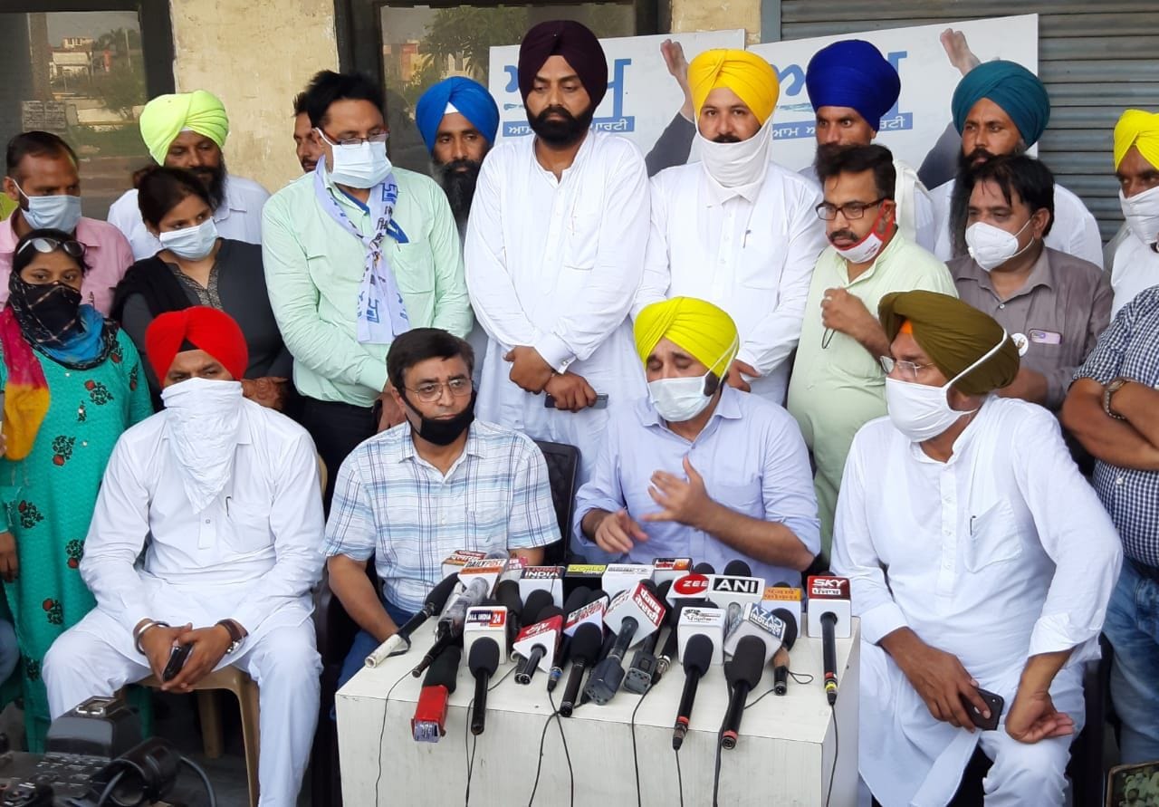 जहरीली शराब मामले को लेकर अमृतसर के कस्बा जंडियाला  स्थित गांव मुच्छल में पत्रकारों से बातचीत कर?