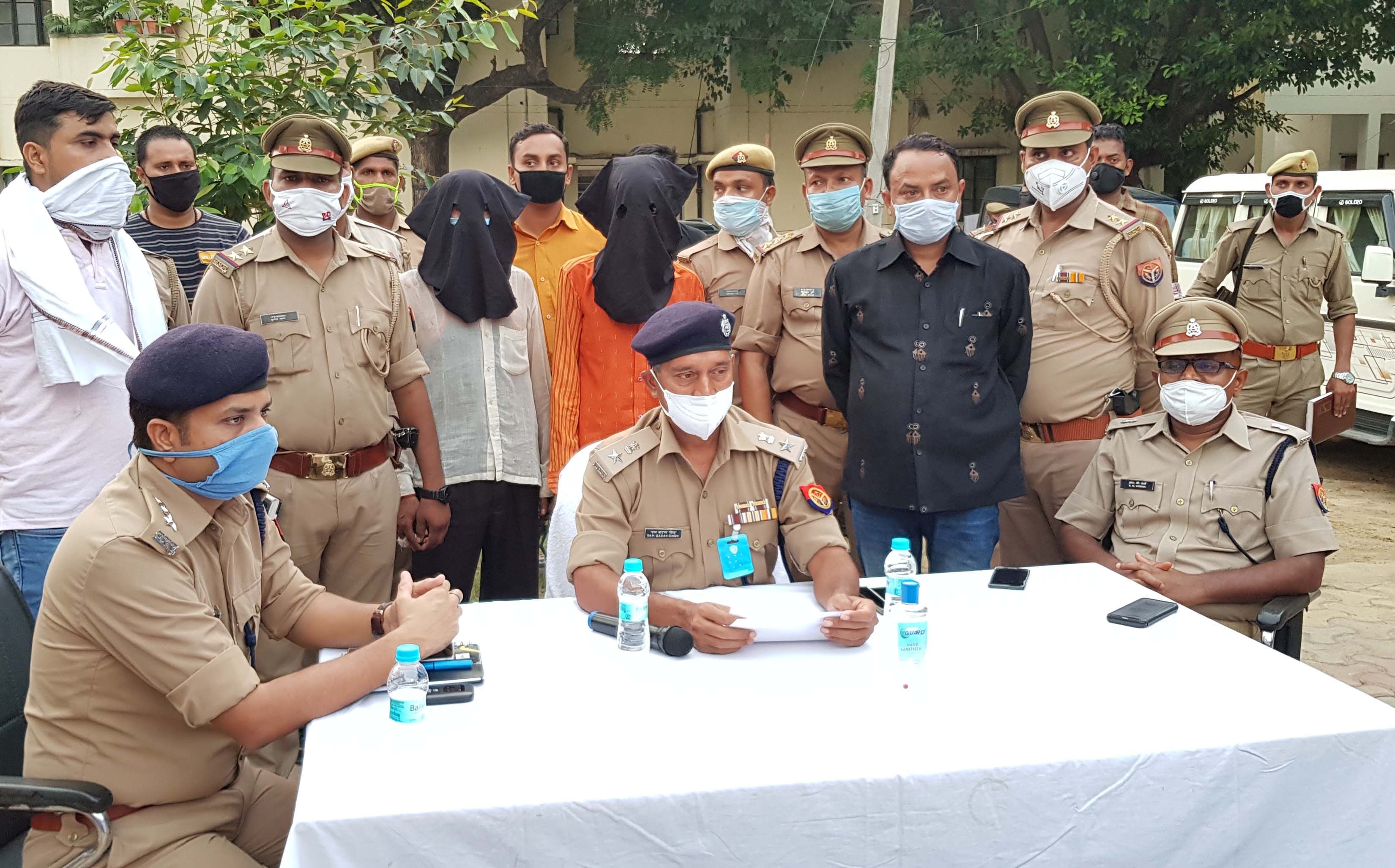 कोतवाली में निशा की हत्या के मामले का खुलासा करते एसपी राम बदन सिंह कोतवाली में निशा की हत्या के मामले का खुलासा करते एसपी राम बदन सिंह