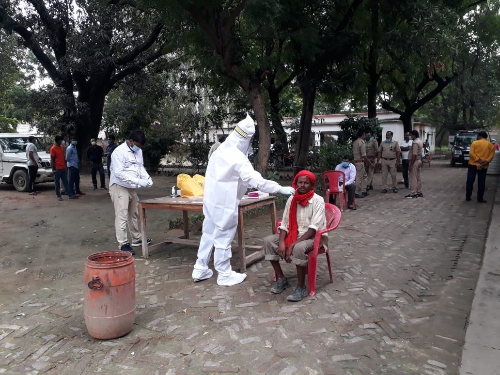 सांगीपुर थाने में संदिग्धों का सेम्पल लेते स्वास्थ्यकर्मी।
