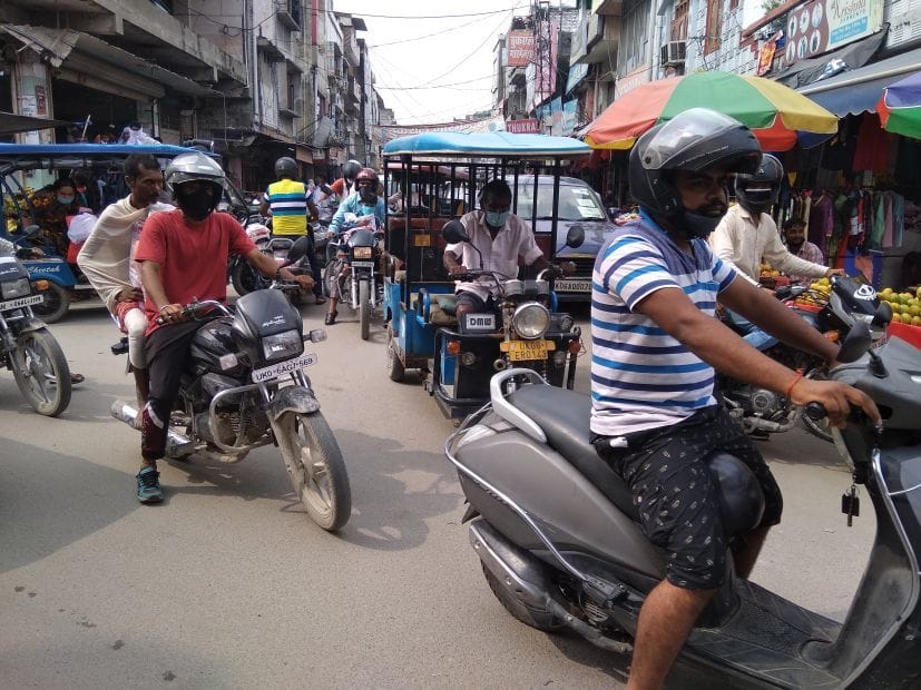 रुद्रपुर गोल मार्केट में जाम में फंसे लोग। रुद्रपुर गोल मार्केट में जाम में फंसे लोग।