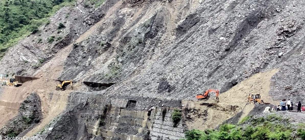 कालसी-चकराता मोटर मार्ग पर जजरेट के पास मलबा आने से मार्ग बंद।