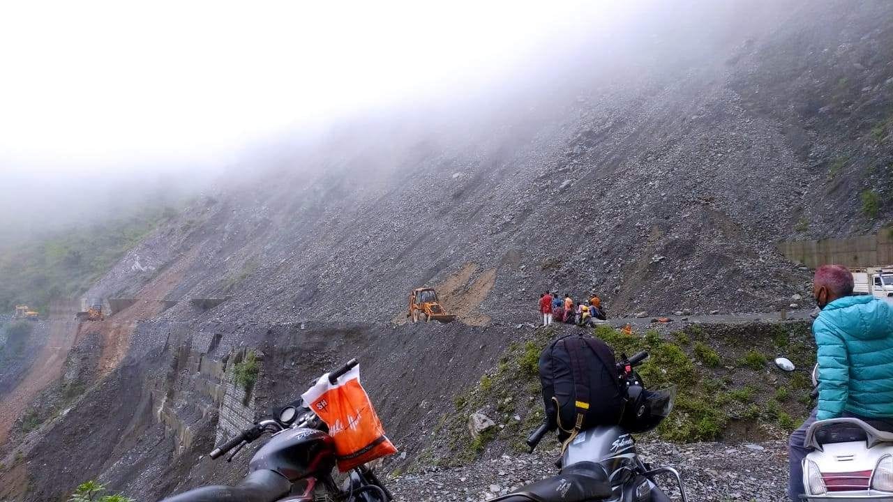 कालसी-चकराता मोटर मार्ग पर जजरेट के पास मलबा आने से मार्ग बंद।