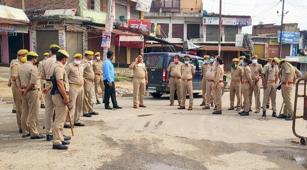कोतवाली देहात में लॉकडाउन व ईद उल अजहा की नमाज के दौरान फोर्स के साथ तैनात एसपी देहात। कोतवाली देहात में लॉकडाउन व ईद उल अजहा की नमाज के दौरान फोर्स के साथ तैनात एसपी देहात।