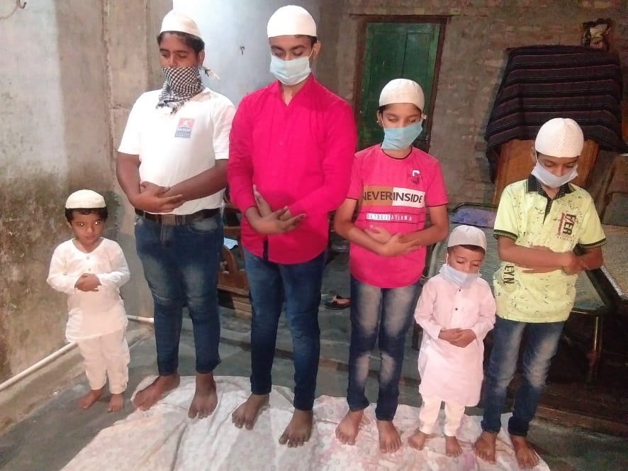 जलालाबाद में ईद-उल-अजहा पर घर में ही नमाज अदा करते बच्चे। जलालाबाद में ईद-उल-अजहा पर घर में ही नमाज अदा करते बच्चे।
