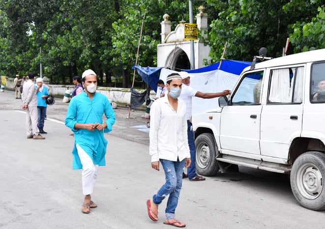 सहारनपुर में लॉकडाउन के बीच ईदगाह बंद रही तो भी नवाज के लिये पहुंचे लोग लेकिन वापिस लोटे सहारनपुर में लॉकडाउन के बीच ईदगाह बंद रही तो भी नवाज के लिये पहुंचे लोग लेकिन वापिस लोटे