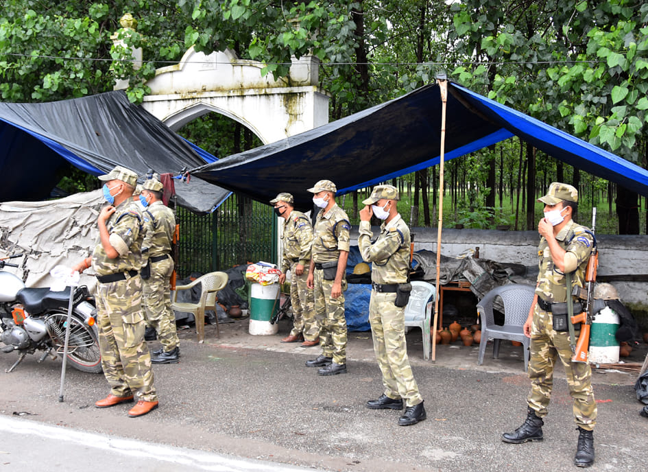 सहारनपुर में लॉकडाउन के दौरान ईदगाह पर तैनात सुरक्षा बल सहारनपुर में लॉकडाउन के दौरान ईदगाह पर तैनात सुरक्षा बल
