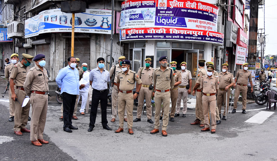 सहारनपुर में लॉकडाउन के दौरान ईद के मद्देनजर घंटाघर पर निरीक्षण करते डीएम एसएसपी सिटी मजिस्ट्रे सहारनपुर में लॉकडाउन के दौरान ईद के मद्देनजर घंटाघर पर निरीक्षण करते डीएम एसएसपी सिटी मजिस्ट्रे
