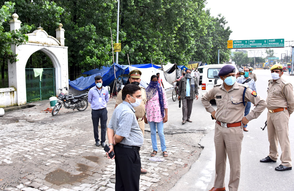 सहारनपुर में लॉकडाउन के दौरान ईदगाह पर निरीक्षण करते एसपी सिटी व एसडीएम सहारनपुर में लॉकडाउन के दौरान ईदगाह पर निरीक्षण करते एसपी सिटी व एसडीएम