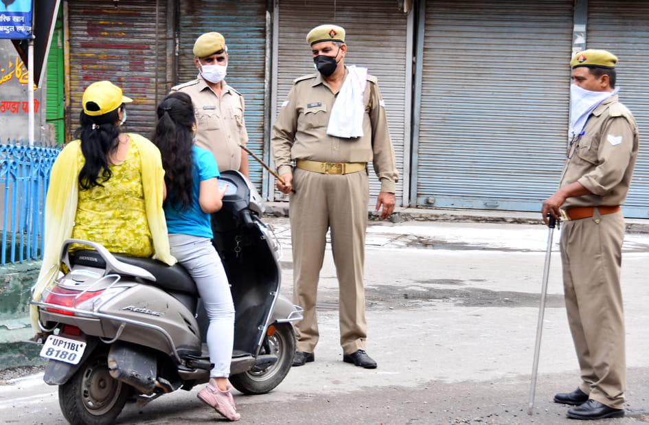 सहारनपुर में लॉकडाउन के दौरान घूम रहे परिवार को नक्खासा चौक पर रोकती पुलिस सहारनपुर में लॉकडाउन के दौरान घूम रहे परिवार को नक्खासा चौक पर रोकती पुलिस