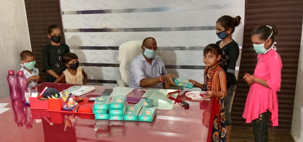 रामपुरा नगर पंचायत अधिशासी अधिकारी राजीव गुप्ता को बच्चे राखी बांधते