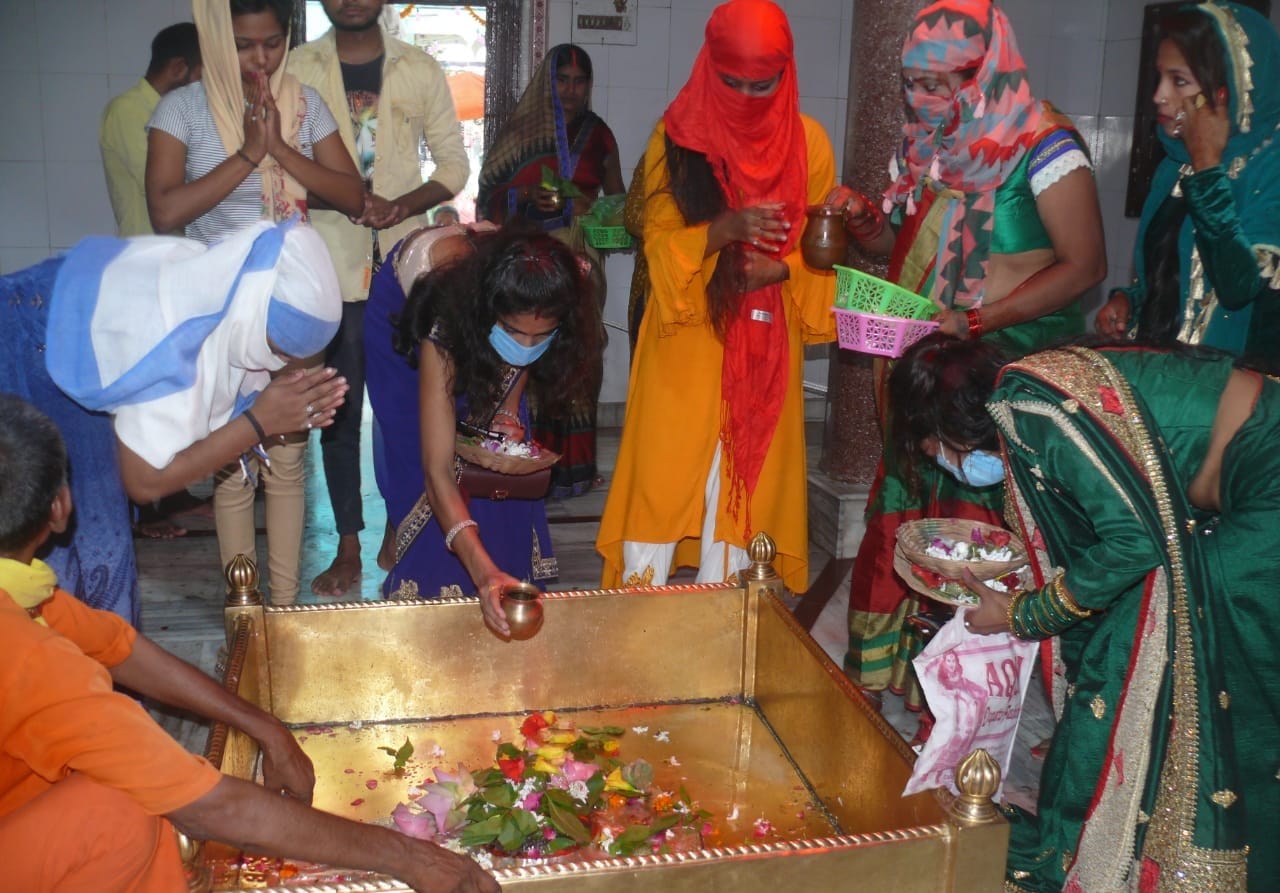 भंवरनाथ स्थित मंदिर में सावन के अंतिम सोमवार को पूजन पाठ करते श्रद्धालु। भंवरनाथ स्थित मंदिर में सावन के अंतिम सोमवार को पूजन पाठ करते श्रद्धालु।