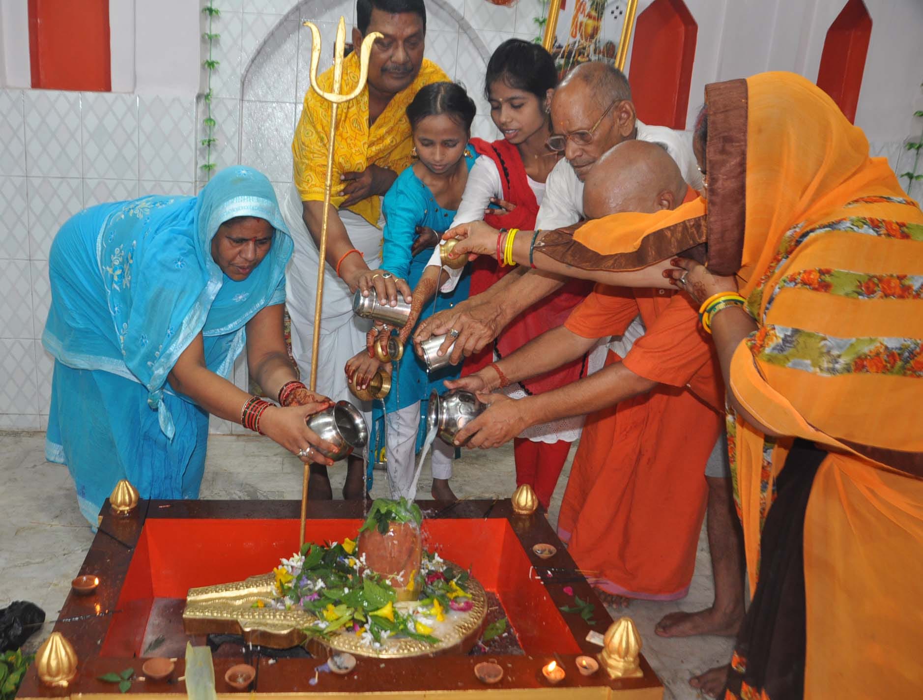 ावन के आखिरी सोमवार को नगर के मठियाटोला स्थित प्राचीन शिवमंदिर पर शिवलिंग पर जलाभिषेक करते श्रद? ावन के आखिरी सोमवार को नगर के मठियाटोला स्थित प्राचीन शिवमंदिर पर शिवलिंग पर जलाभिषेक करते श्रद?