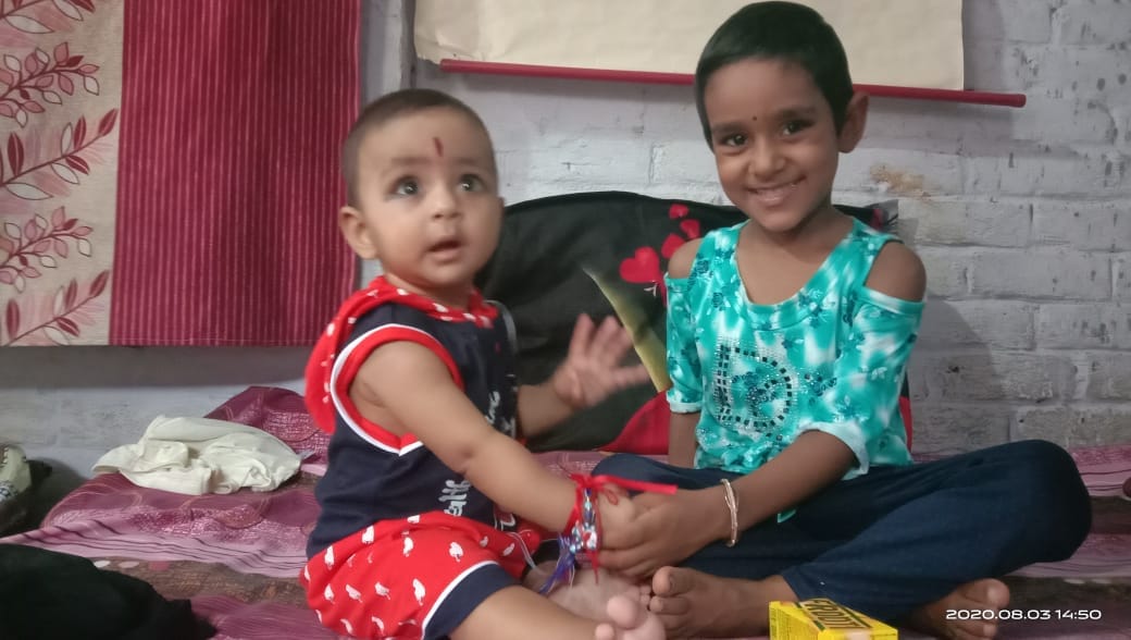 अंबेहटा में भाई को राखी बांधती बहन अंबेहटा में भाई को राखी बांधती बहन