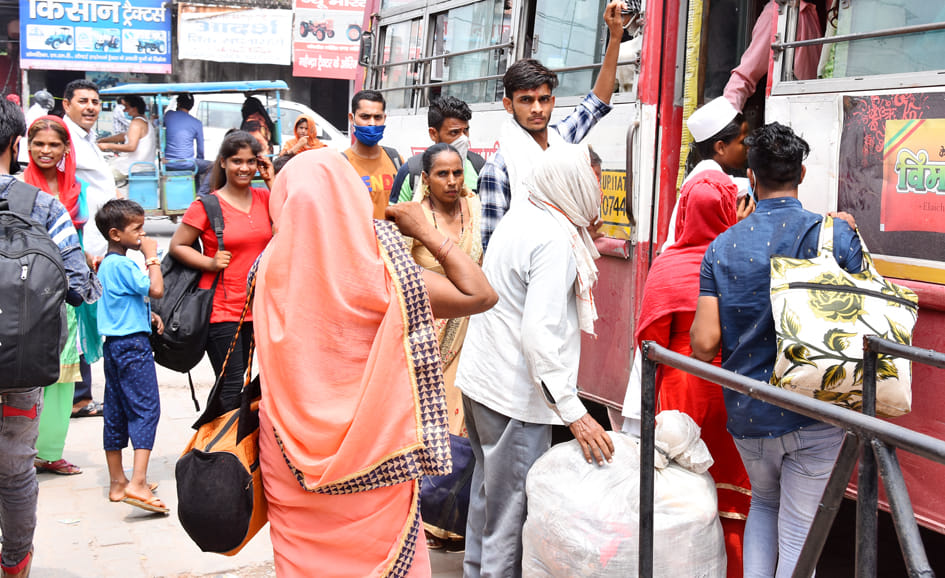 सहारनपुर के अंबाला रोड बस अड्डे पर रक्षा बंधन पर कोरोना से बेखबर सोशल डिस्टेंश का उल्लघंन बिना मा