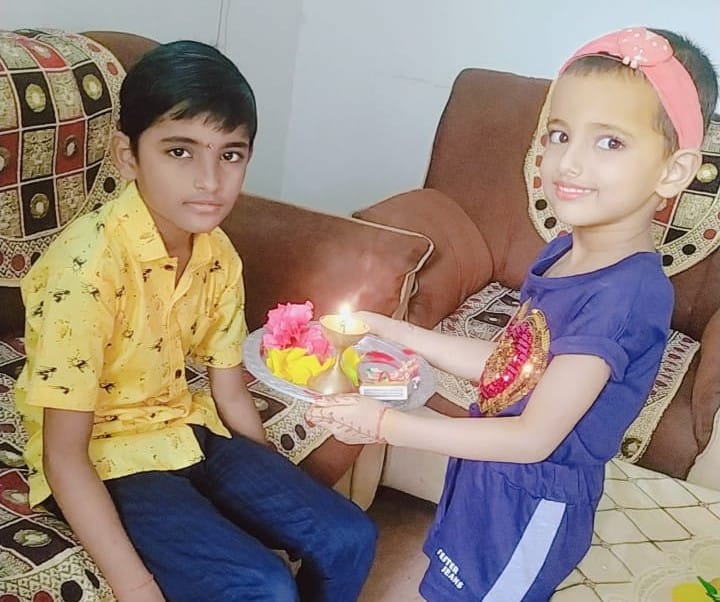 मुंगरा बादशाहपुर में रक्षाबंधन पर्व के मौके पर भाई की आरती उतारती छोटी बहन मुंगरा बादशाहपुर में रक्षाबंधन पर्व के मौके पर भाई की आरती उतारती छोटी बहन