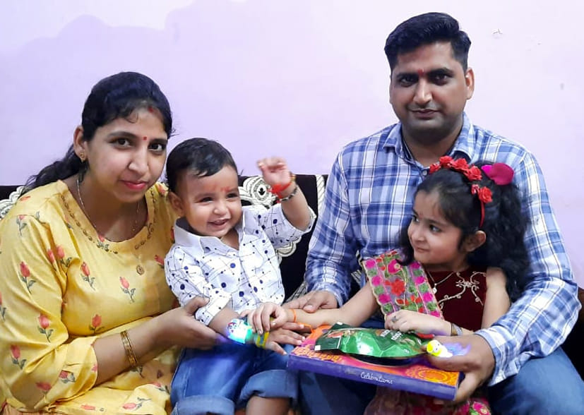 बेरी बाग में भाई के राखी बांधती बहन