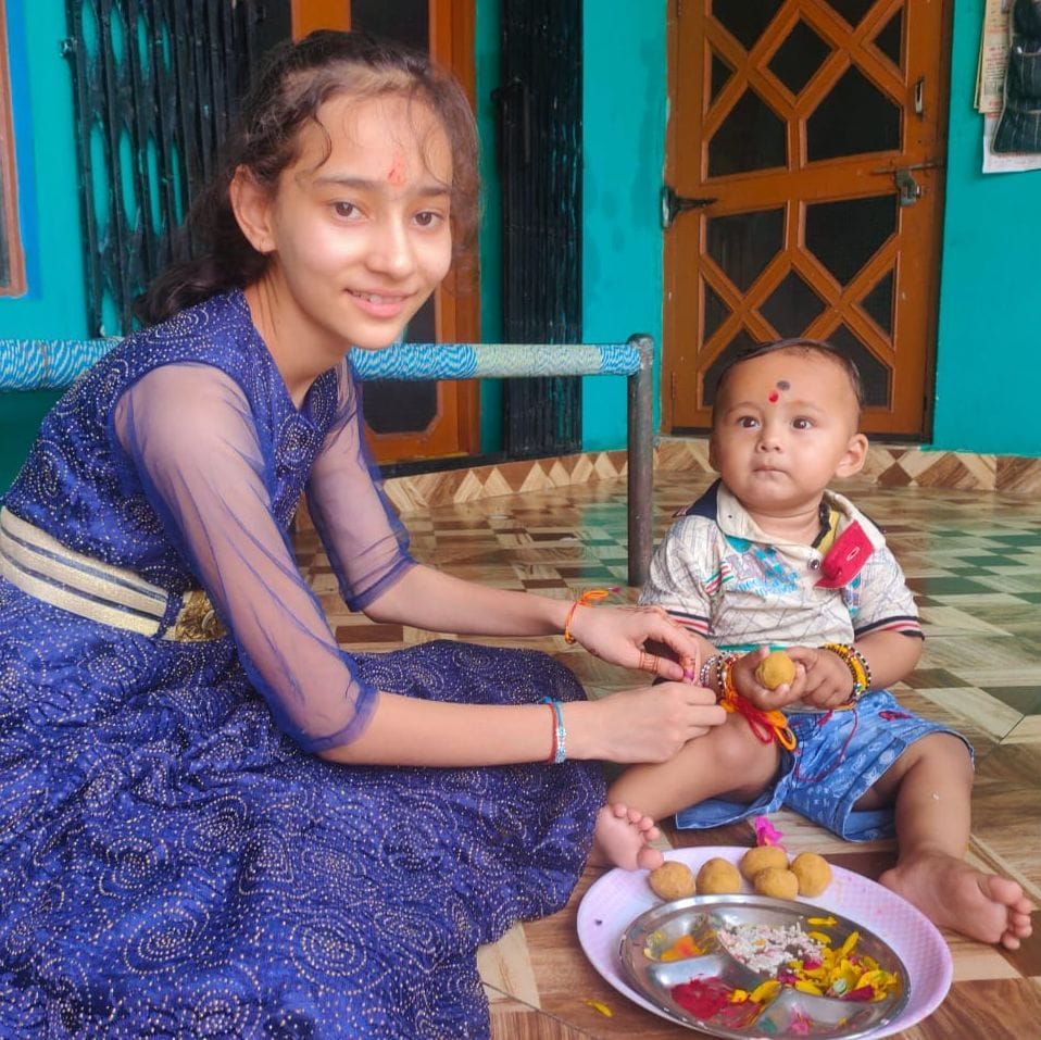 बाजपुर में रक्षाबंधन पर भाई की कलाई पर राखी बांधती बहन।
