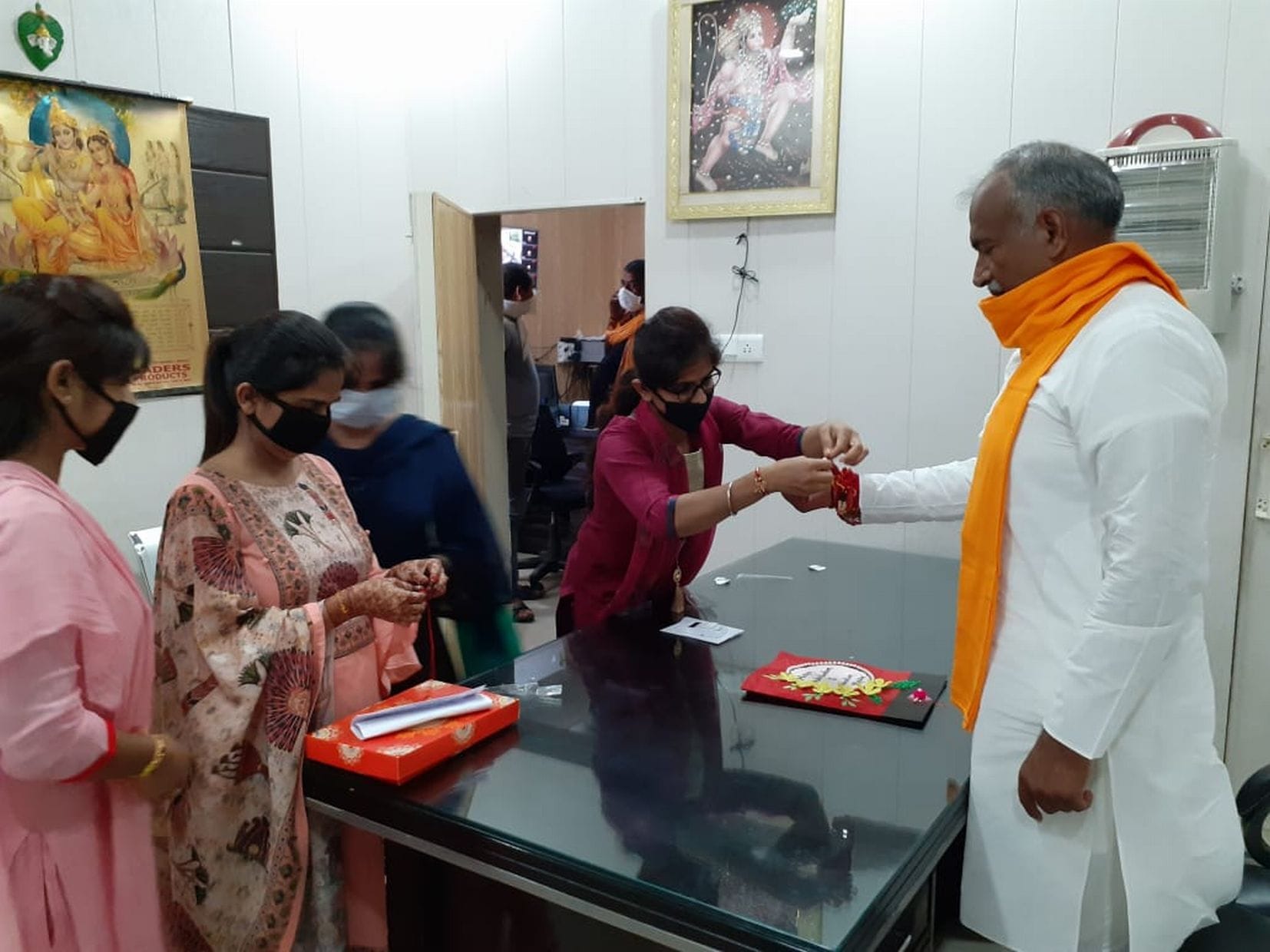 शिक्षामंत्री के राखी बांधती प्रशिक्षित बेरोजगार महिलाएं।
