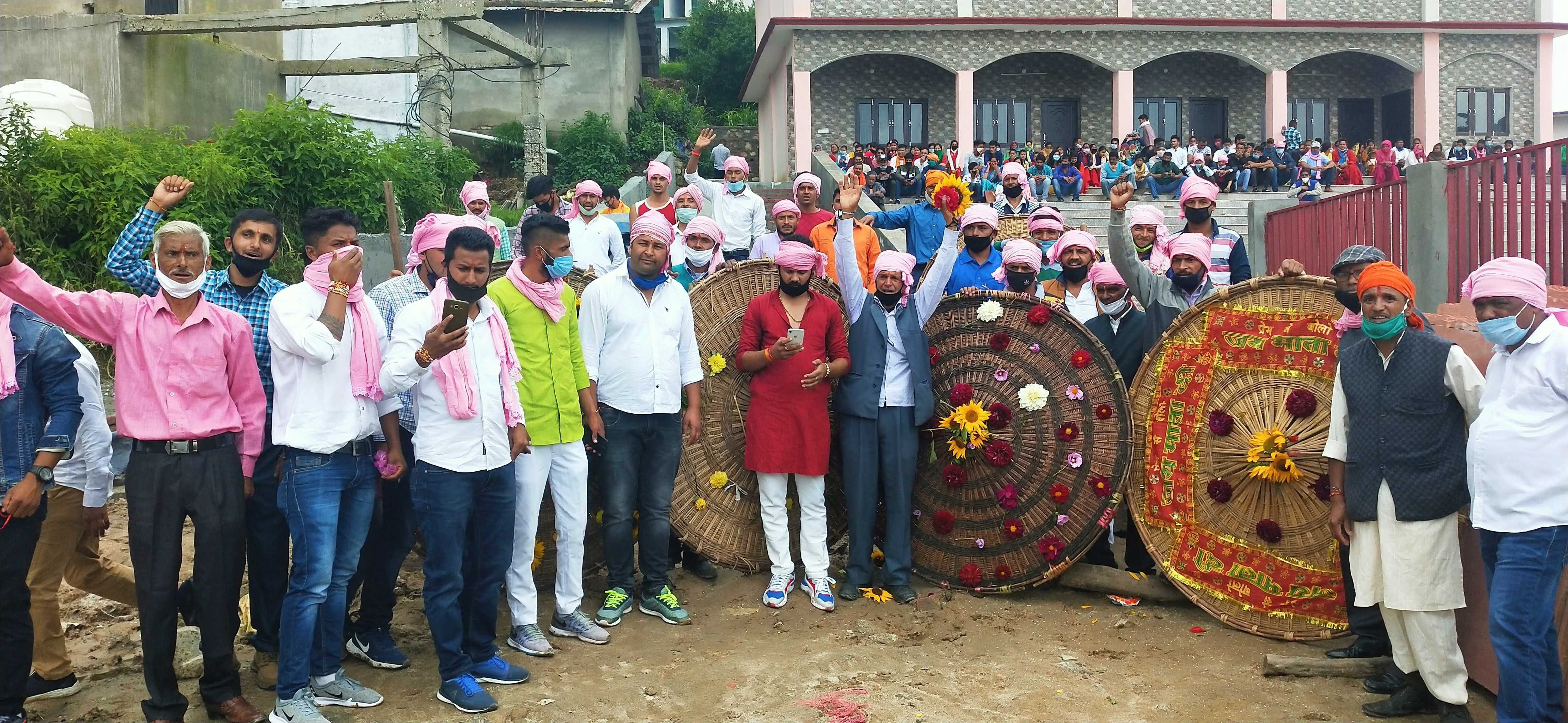 मां बाराही धाम देवीधुरा में देवी मां का जयकारा करते बगवाली वीर। मां बाराही धाम देवीधुरा में देवी मां का जयकारा करते बगवाली वीर।
