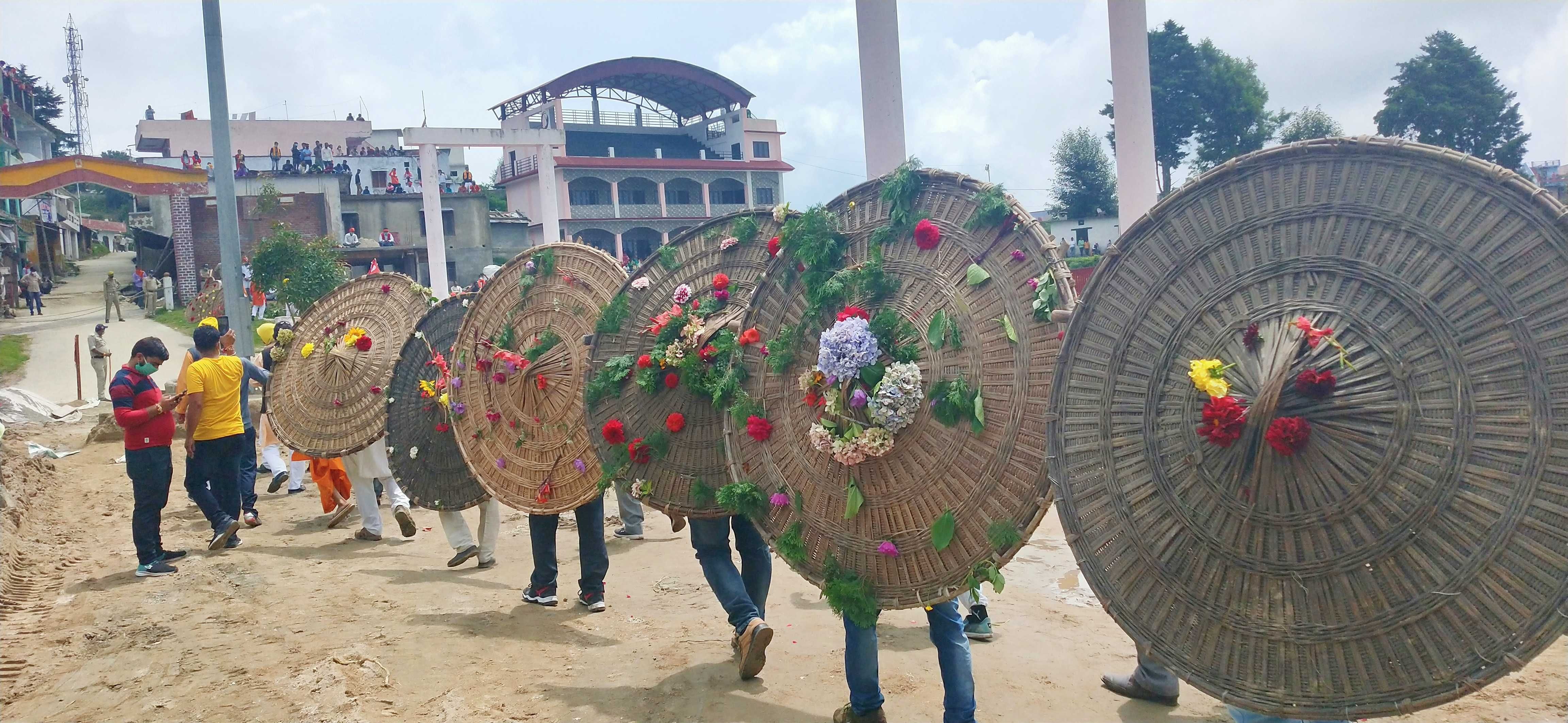 देवीधुरा मां बाराही धाम मंदिर परिसर में फर्रो के साथ मंदिर की परिक्रमा करते बगवाली वीर। देवीधुरा मां बाराही धाम मंदिर परिसर में फर्रो के साथ मंदिर की परिक्रमा करते बगवाली वीर।