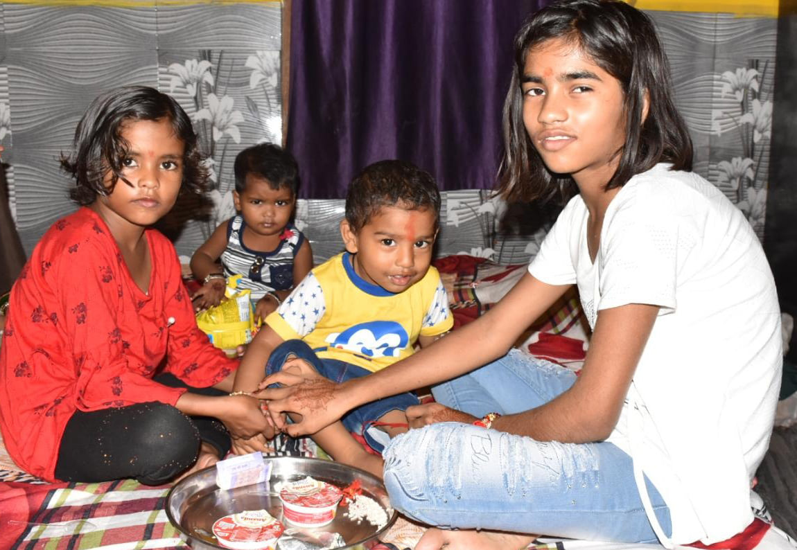 देवबंद में छोटे भाईयों को रा खियां बांधती बहने देवबंद में छोटे भाईयों को रा खियां बांधती बहने