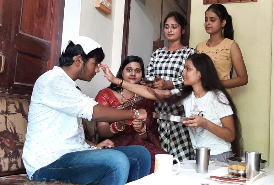 बरसठी में भाई की कलाई पर राखी बांधती बहने । बरसठी में भाई की कलाई पर राखी बांधती बहने ।