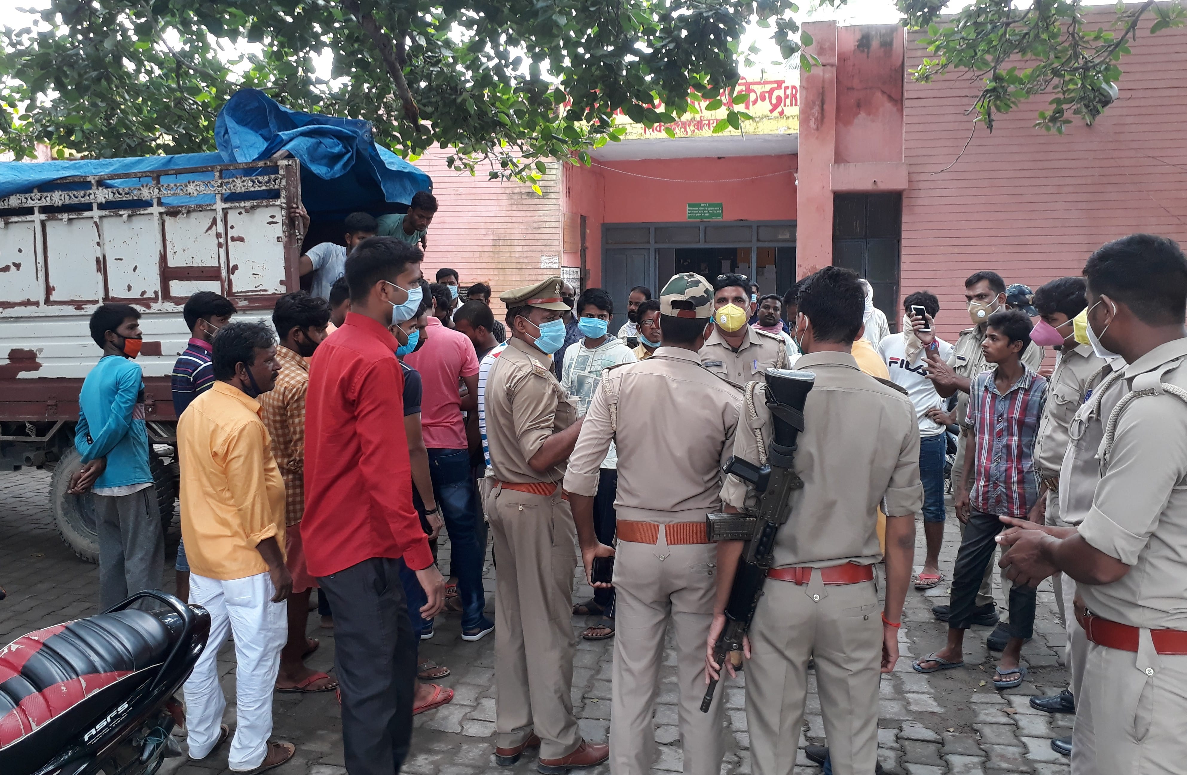 सिकंदरपुर कस्बा के गन्धी मोहल्ला में मारपीट के बाद मृतक के शव को अस्पताल से जिला मुख्यालय भेजती प सिकंदरपुर कस्बा के गन्धी मोहल्ला में मारपीट के बाद मृतक के शव को अस्पताल से जिला मुख्यालय भेजती प