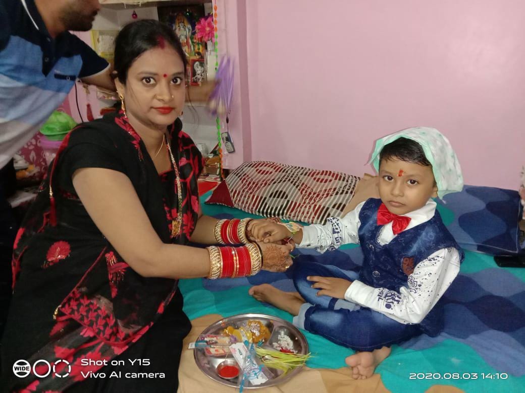 कदौरा में भाई आदित्य को राखी बांधती बहन दीया