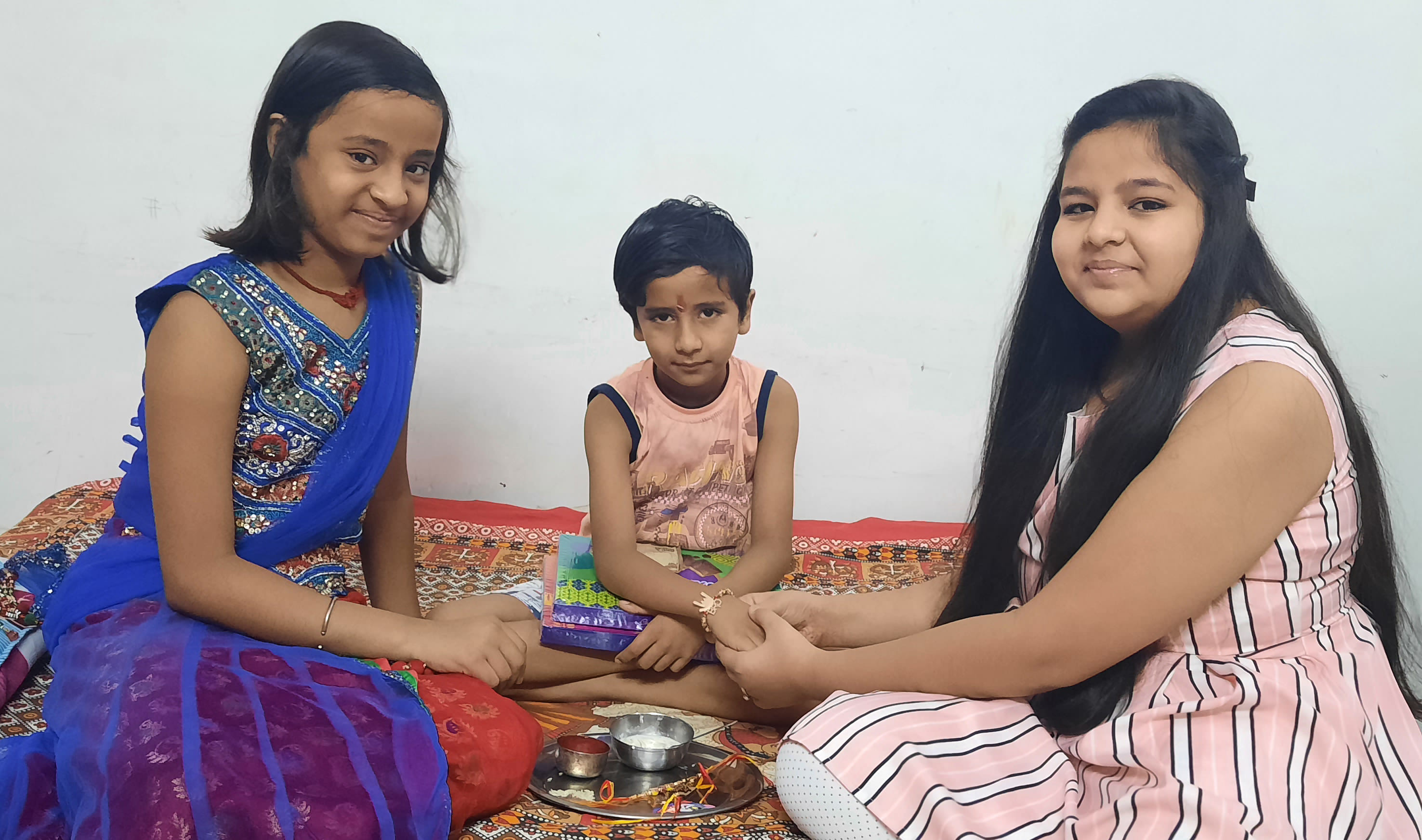 भाई को राखी बांधती बहने भाई को राखी बांधती बहने