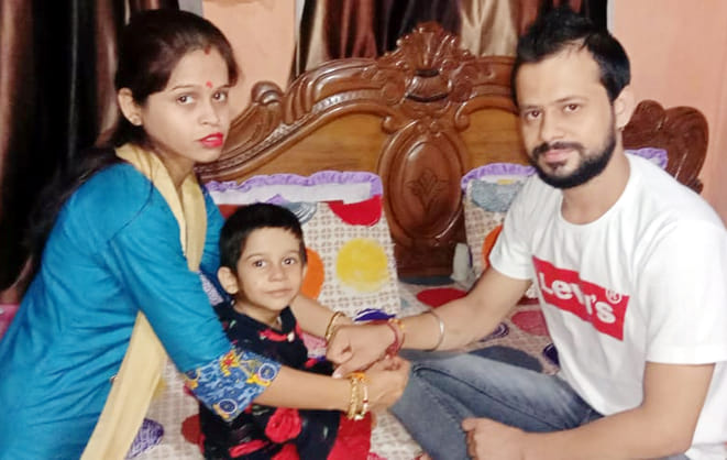 देहरादून रोड़ पर भाई के राखी बांधती बहन