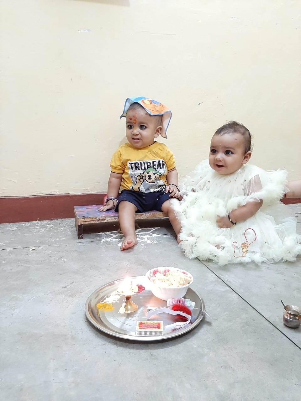 सरावन में भाई धैर्य को राखी बांधती बहन विधि