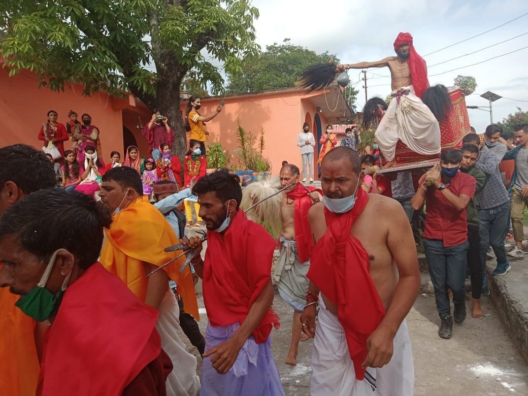 सुंई बिशुंग के वायुरथ महोत्सव में माँ भगवती के डोले को मंदिर की परिक्रमा कराते श्रद्घालु। सुंई बिशुंग के वायुरथ महोत्सव में माँ भगवती के डोले को मंदिर की परिक्रमा कराते श्रद्घालु।
