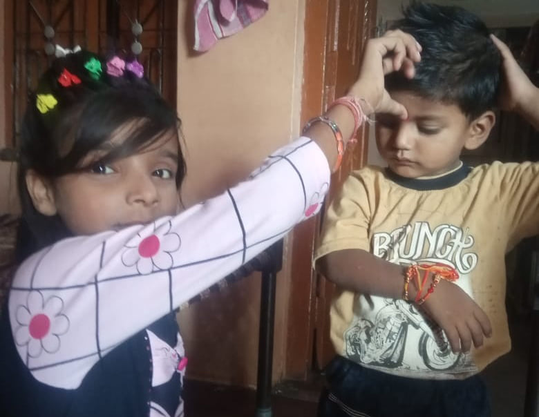 इस्माइलपुर गांव में छोटे भाई को राखी बांधकर तिलक करती बहन इस्माइलपुर गांव में छोटे भाई को राखी बांधकर तिलक करती बहन