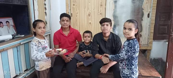 जालौन मैं भाई को राखी बांधने के बाद आरती करती बहन