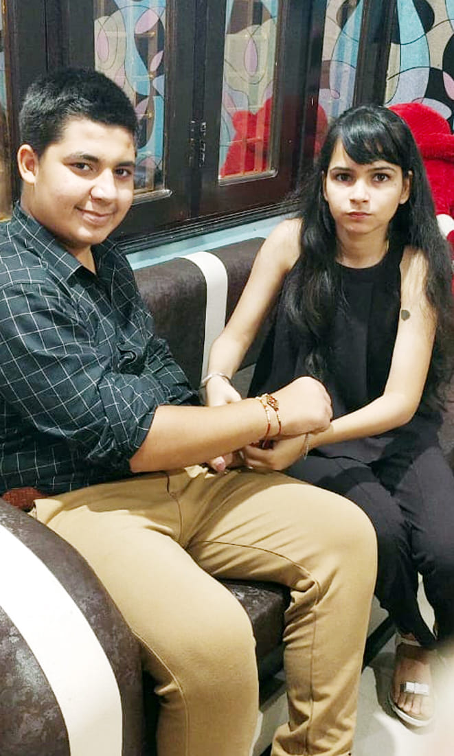 सहारनपुर के गोपाल नगर में भाई के राखी बांधती बहन