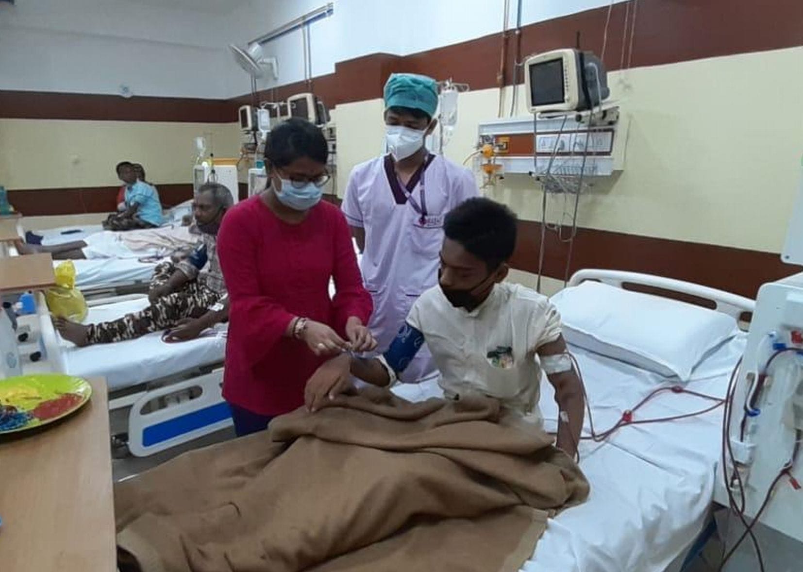 काशीपुर उजाला अस्पताल में मरीजों के साथ रक्षाबंधन मनाते स्टाफ सदस्य।
