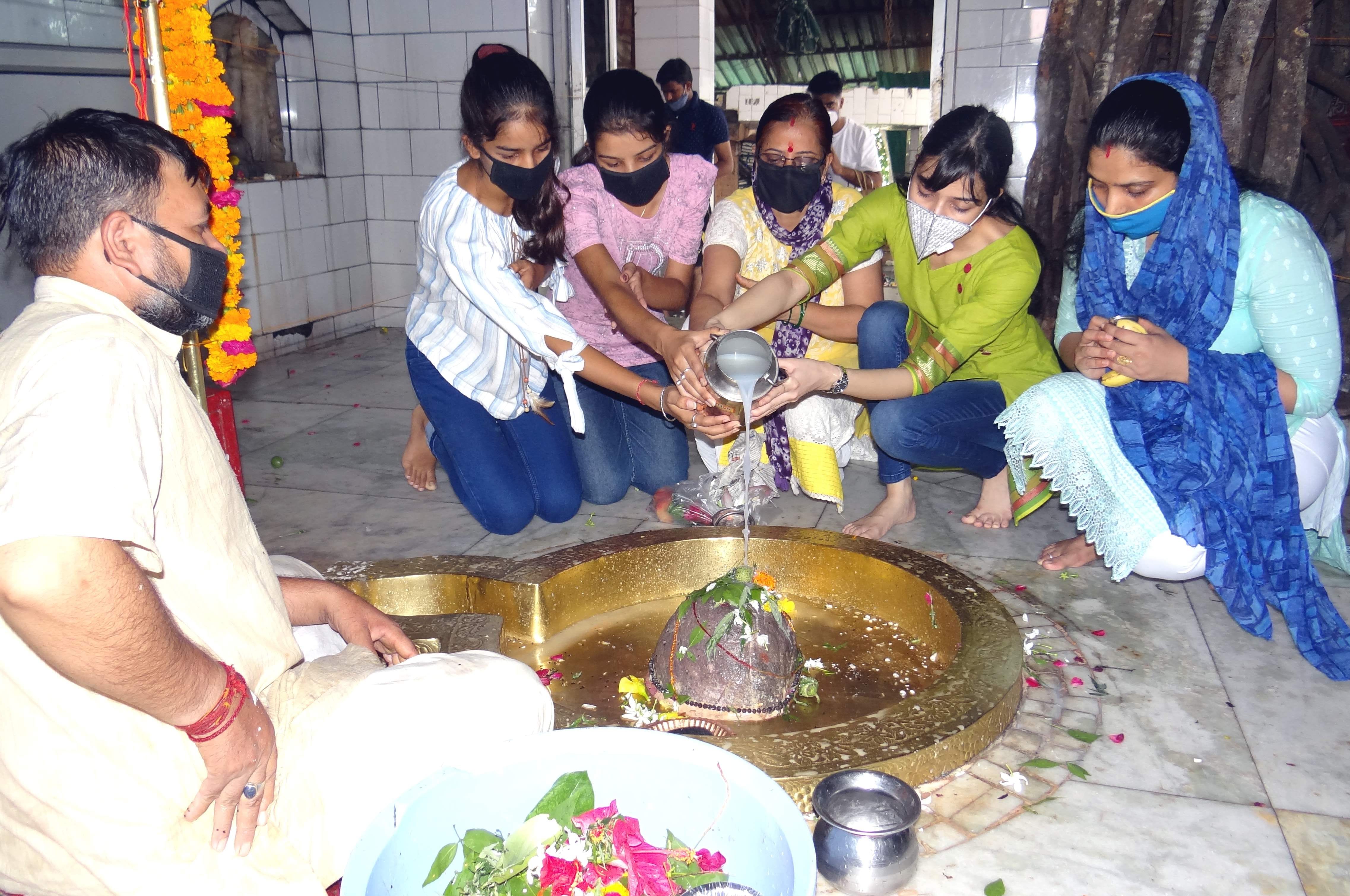 सावन के अंतिम सोमवार को सोमेश्वर महादेव मंदिर में जलाभिषेक को पहुंचे श्रद्धालु। सावन के अंतिम सोमवार को सोमेश्वर महादेव मंदिर में जलाभिषेक को पहुंचे श्रद्धालु।