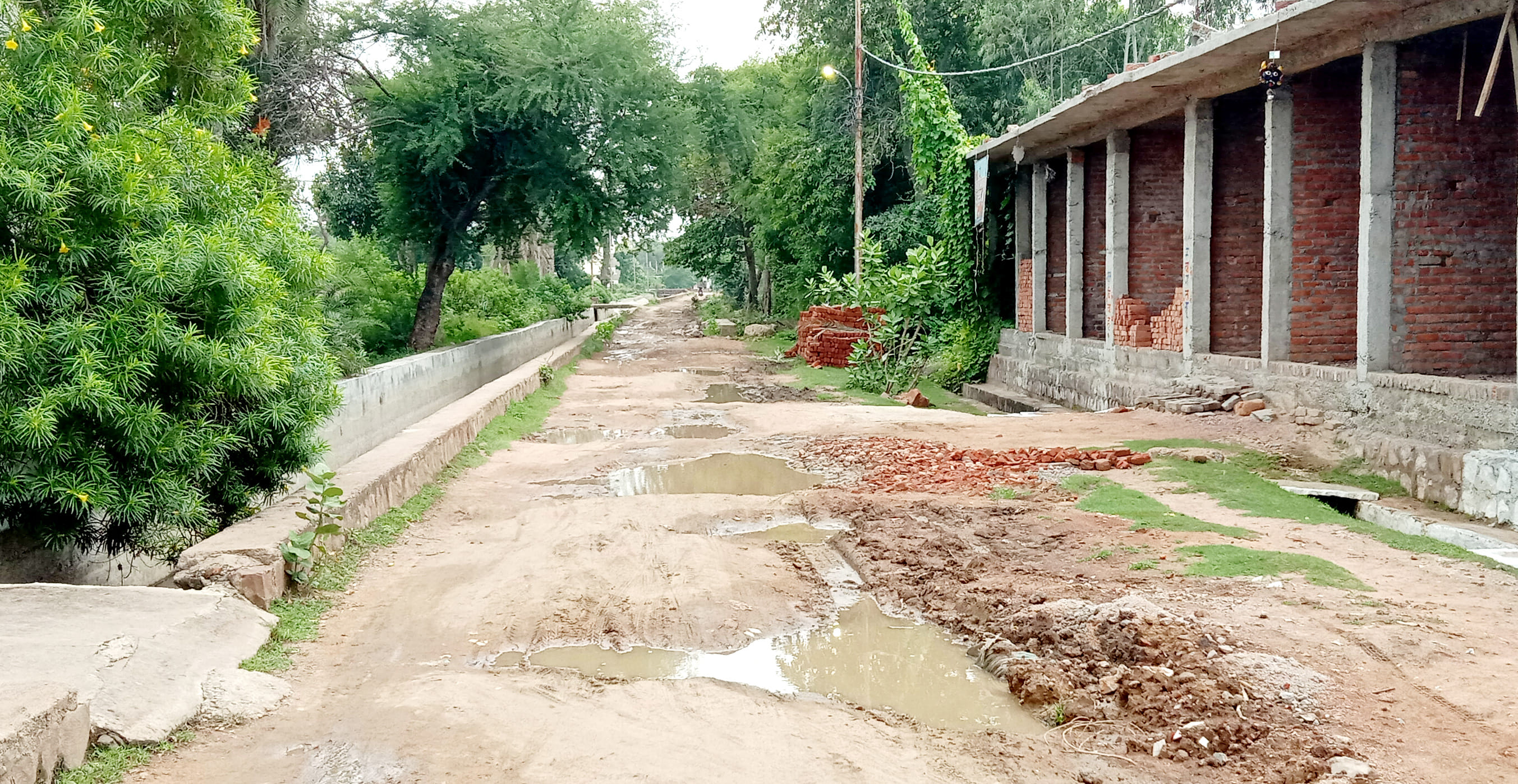 आजादपुरा स्थित नहर रोड हुआ जर्जर आजादपुरा स्थित नहर रोड हुआ जर्जर