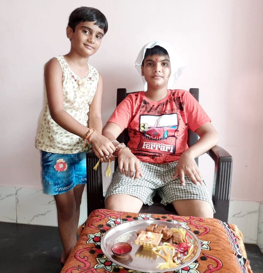 अफजलगढ़ में भाईयों का तिलक कर राखी बांधती बहन। अफजलगढ़ में भाईयों का तिलक कर राखी बांधती बहन।