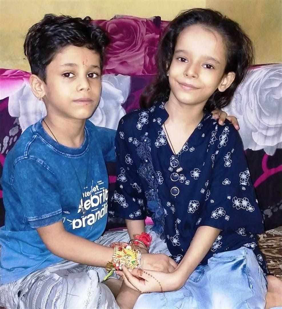 सादाबाद में अदिति गिरी अपने भाई आर्यन गोस्वामी को राखी बांधते हुए। सादाबाद में अदिति गिरी अपने भाई आर्यन गोस्वामी को राखी बांधते हुए।